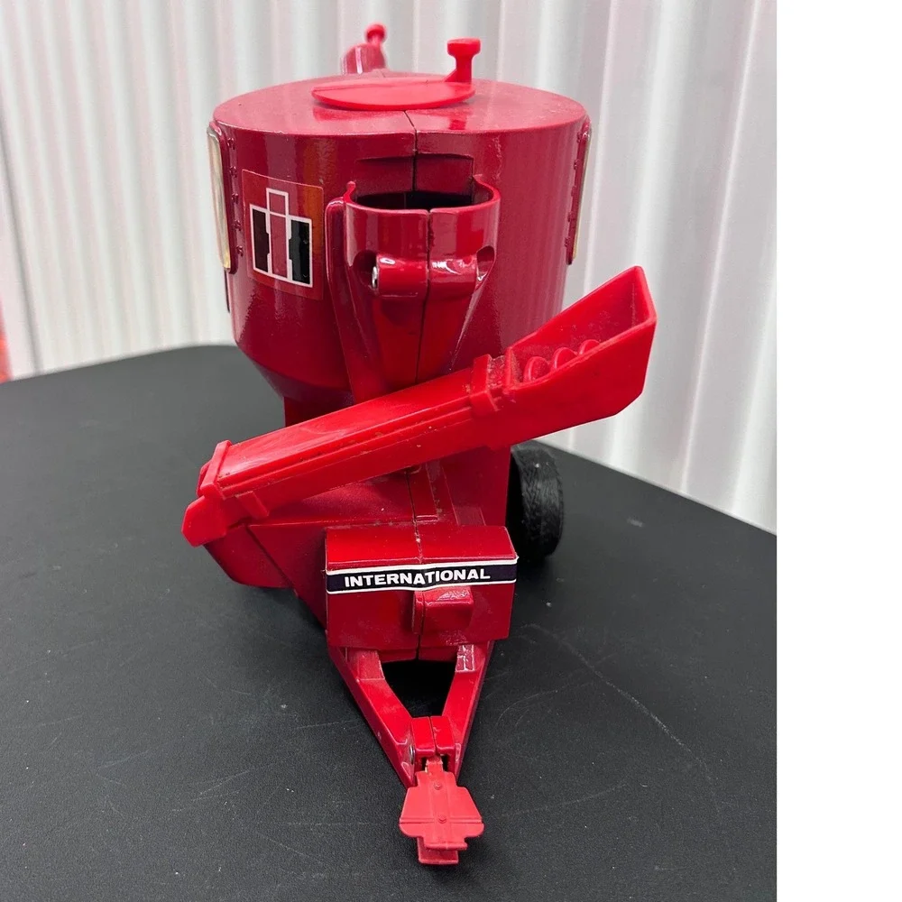 Ertl International Harvester Grinder Mixer Red Diecast 1/16 Scale Farm Toy USA